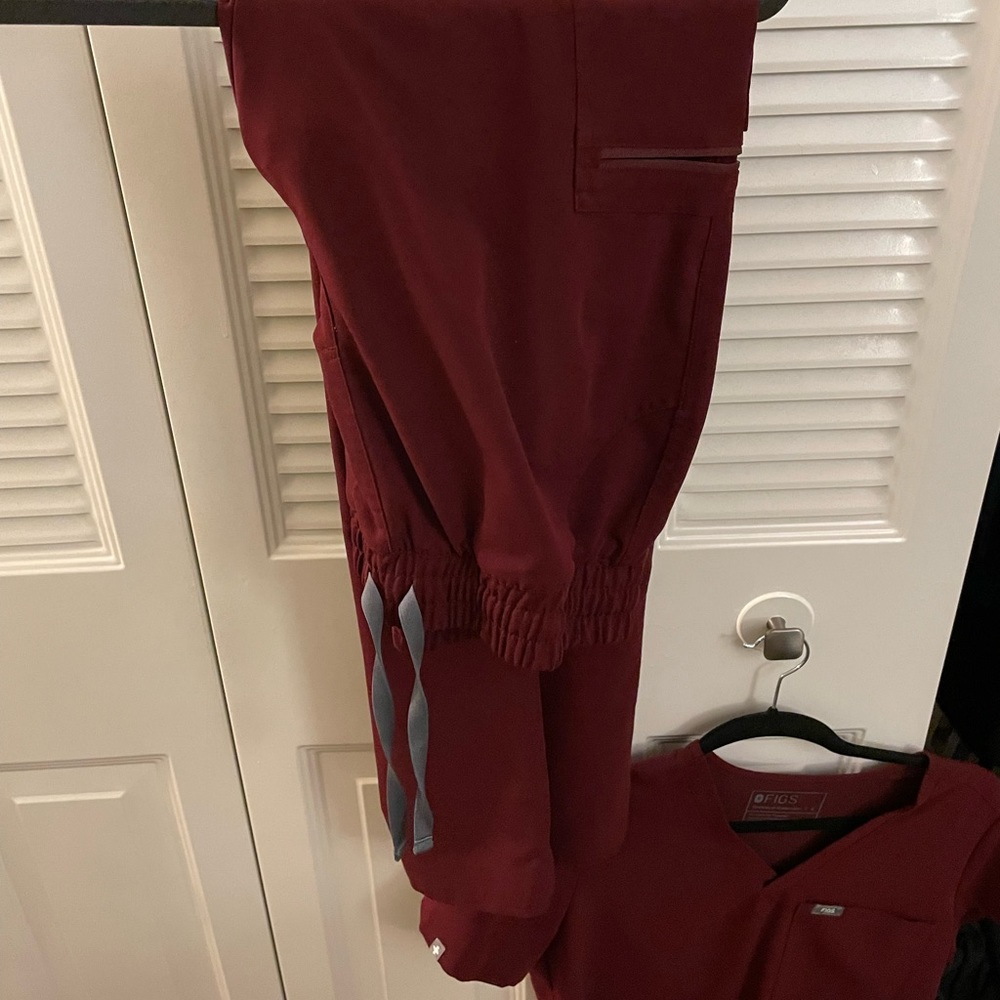 Figs scrub set - burgundy